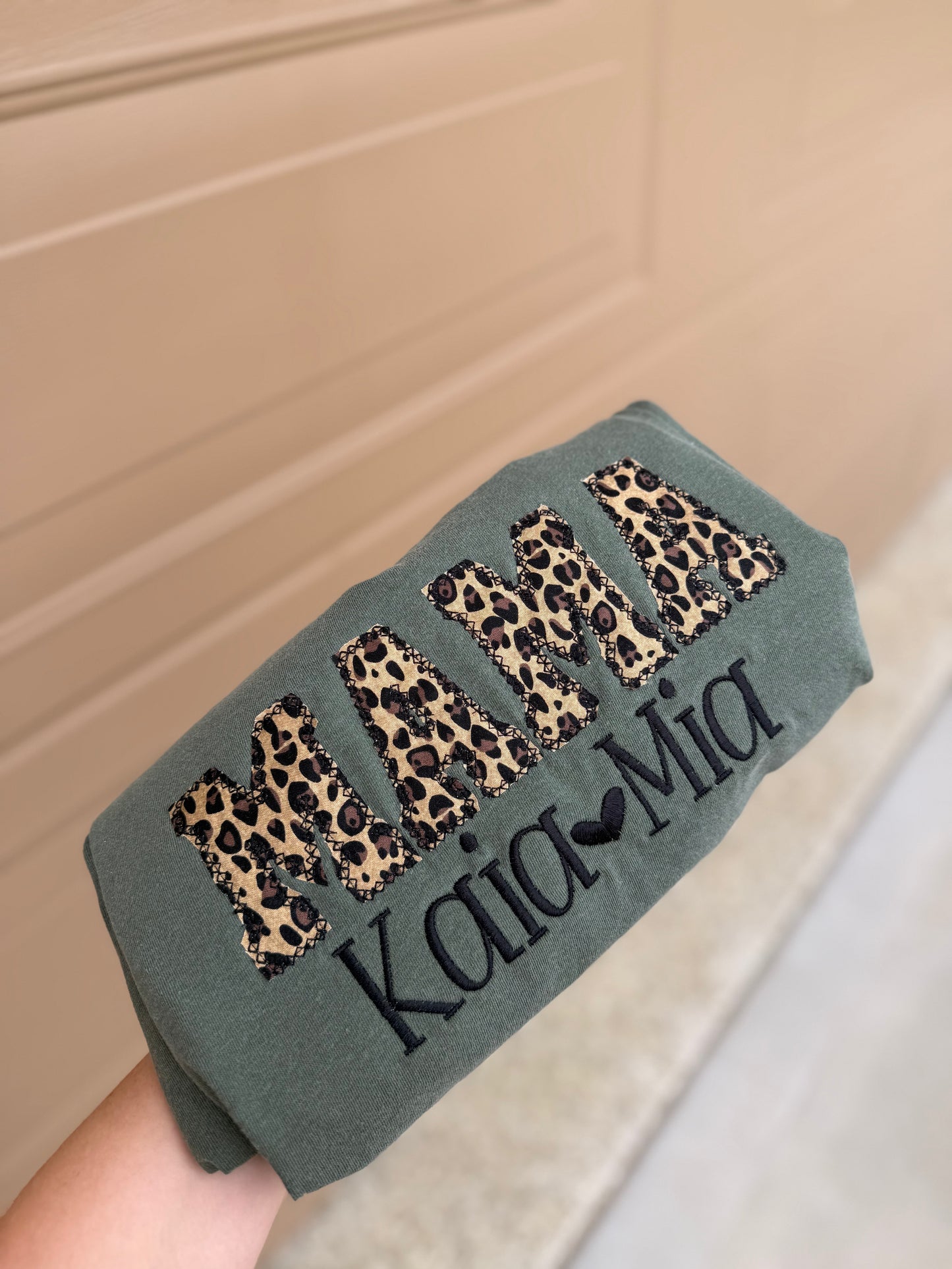APPLIQUÉ TITLE TEE